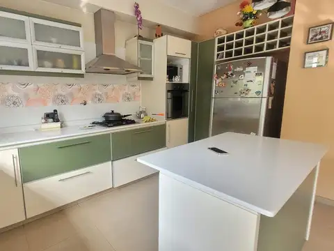 Casa en Venta con 3 cocheras