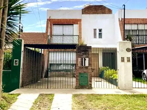 VENTA DUPLEX CUATRO AMB. CON COCHERA CASTELAR