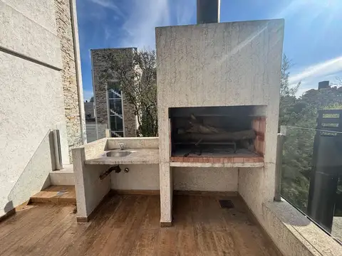 MONOAMBIENTE PARRILLA COCHERA Y JACUZZI