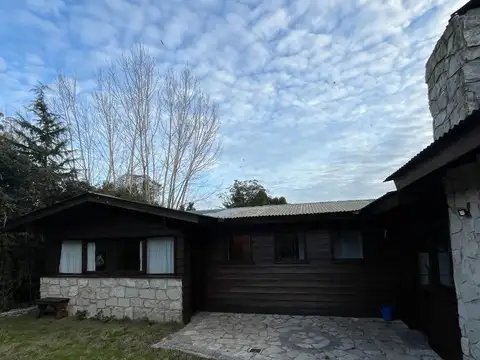 IMPECABLE CASA DE ESTILO EN ACANTILADOS CON PARQUE Y PILETA.