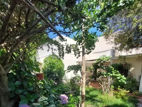 EXCELENTE LOCAL EN ESQUINA + CASA 4 AMBIENTES