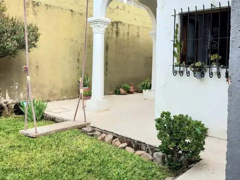 Casa 7 ambientes con 2 baños