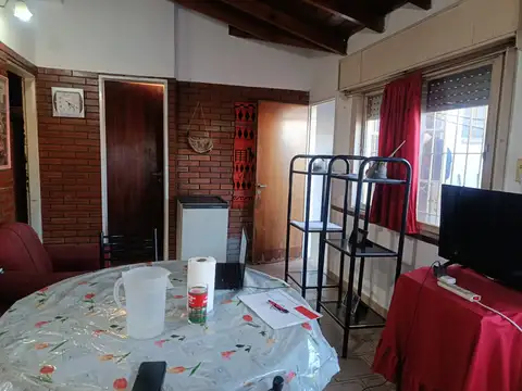 Venta de departamento en segundo piso por escalera de 4 ambientes