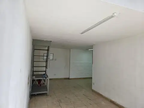 Local de 30 mt.Entrepiso de 22 mts.Baño.Sin expensas.s/avda
