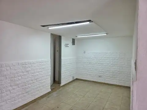Local de 30 mt.Entrepiso de 22 mts.Baño.Sin expensas.s/avda