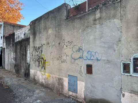 local a reciclar a pocas cuadras del centro de Moron sobre lote de 211mts2
