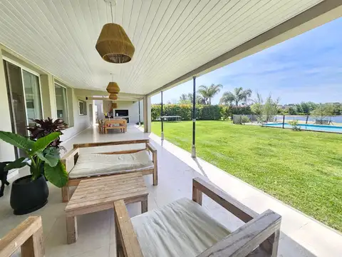 Casa en Alquiler con 2 cocheras