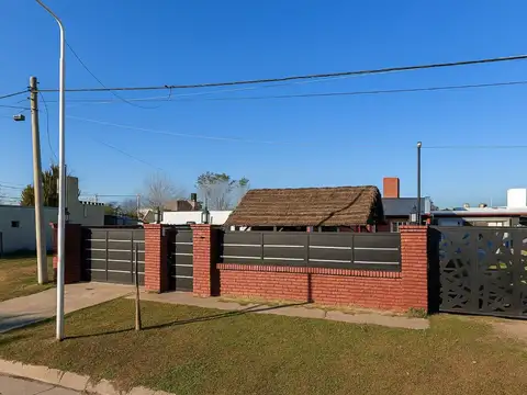 VENTA Casa 2 Dormitorios con Pileta y Cocheras en Tierra de Sueños 3, Roldán