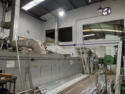 Excelente Edificio Industrial sobre lote de 645 M2.