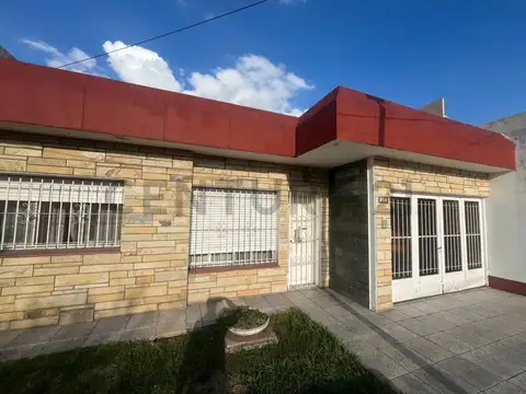 VENTA CASA 4 AMBIENTES CON COCHERA Y JARDIN - CASTELAR SUR