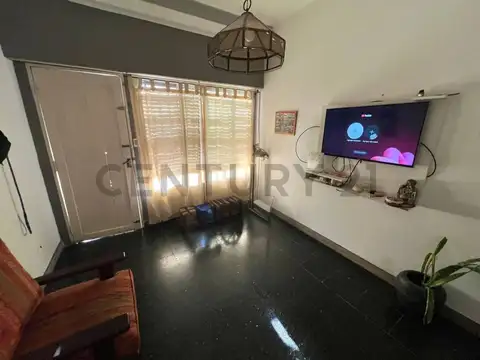 VENTA CASA 4 AMBIENTES CON COCHERA Y JARDIN - CASTELAR SUR