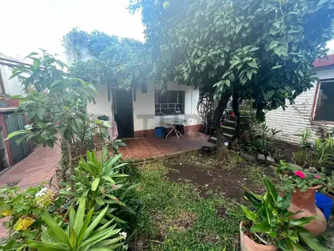 VENTA CASA 4 AMBIENTES CON COCHERA Y JARDIN - CASTELAR SUR