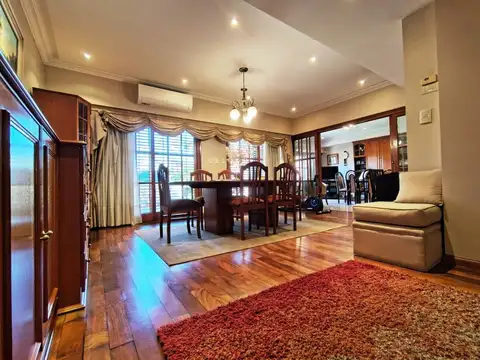 Casa en Venta con 3 cocheras