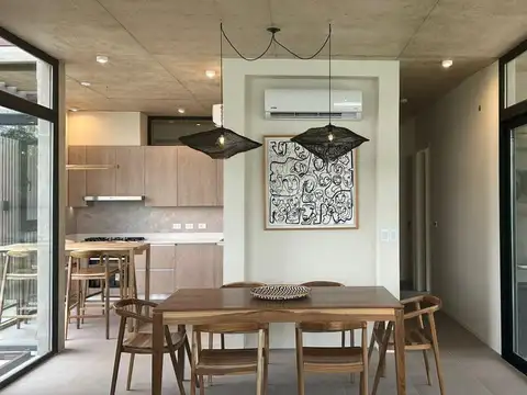 Casa en Alquiler con 2 cocheras