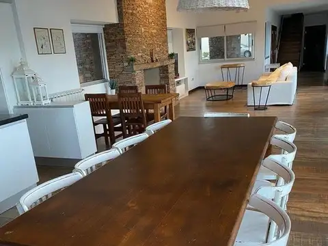 Casa en Alquiler con 2 cocheras