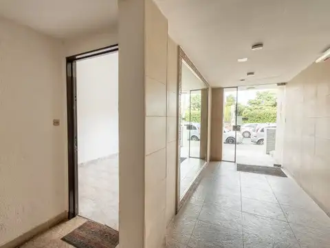 Venta depto. 3 amb con patio, cochera San Isidro centro