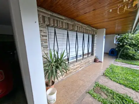 Casa 8 ambientes con 2 baños