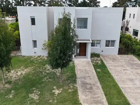 Casa 5 ambientes con 4 baños