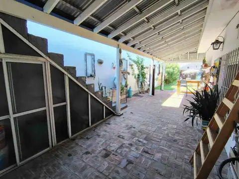 Casa 4 ambientes con 2 baños