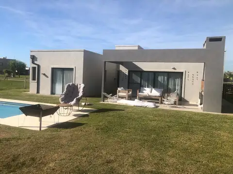 Casa 4 ambientes con 2 baños