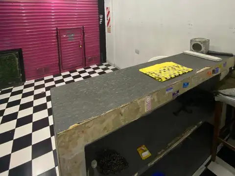 LOCAL COMERCIAL MAS DEPOSITO EN 1º PISO.-