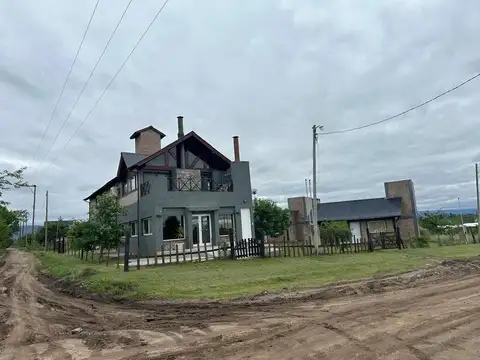 VENTA CASA CON LOCAL Y DOS CABAÑAS EN YACANTO
