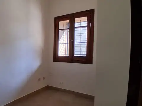 EN VENTA - CASA 2 HABITACIONES SOBRE CALLE CARBO