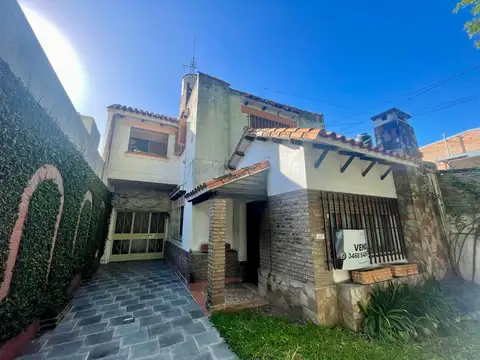 Venta casa 4 dormitorios - Barrio Azcuénaga