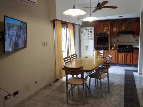 Casa 6 ambientes con 2 baños