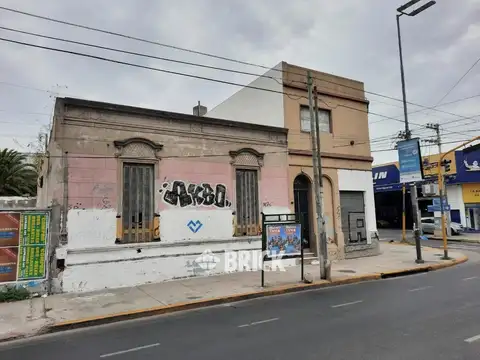 (EN BLOCK) 2 PH   LOCAL EN ESQUINA DE 661 M2 TOTALES DE EXISTENCIA EN AV. HIPOLITO YRIGOYEN AL 6600