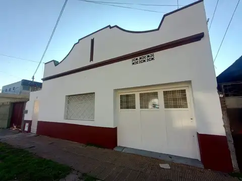 OPORTUNIDAD VENTA CASA 3 AMBIENTES PARQUE Y COCHERA