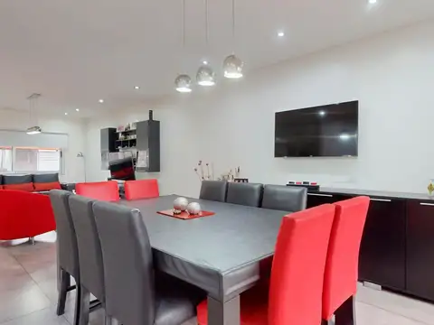 Casa en Venta con 3 cocheras