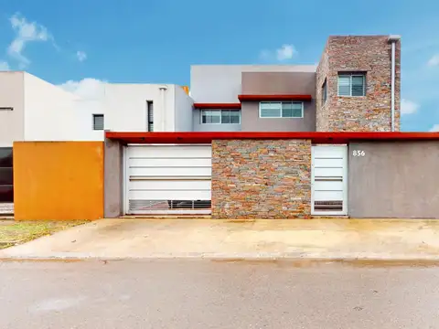 Casa de 4 dormitorios con escritorio, parque y pileta. Zona 498 y 4
