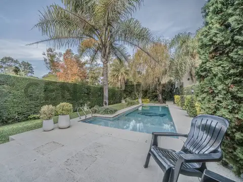 Venta Casa 5 ambientes sobre lote propio con pileta | Villa Udaondo – Apto crédito