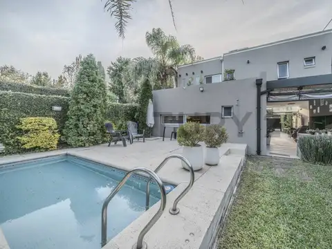 Venta Casa 5 ambientes sobre lote propio con pileta | Villa Udaondo – Apto crédi