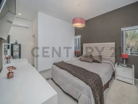 Venta Casa 5 ambientes sobre lote propio con pileta | Villa Udaondo – Apto crédito