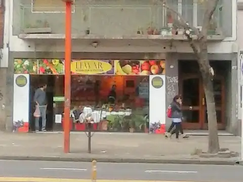 3 ambientes con balcón a nuevo hace 4 años. Acepta permuta por departamento en Vte. López