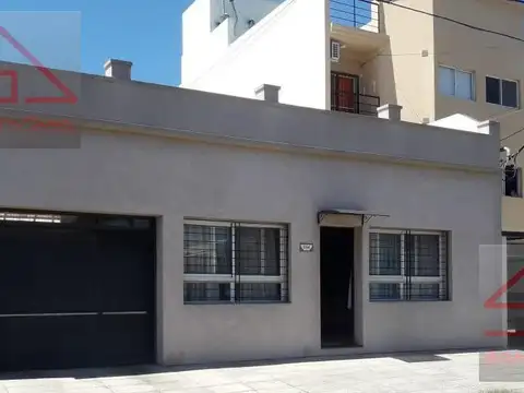 Casa excelente ubicación,  todo en planta baja estilo minimalista 4 ambientes con 2 baños , cochera