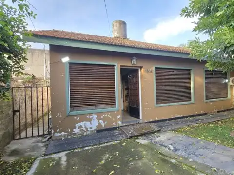 CASA A LA VENTA EN MERLO CON UN PARQUE HERMOSO