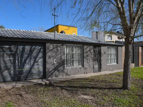 Casa en Venta de 2 Dormitorios con Pileta en Álvarez