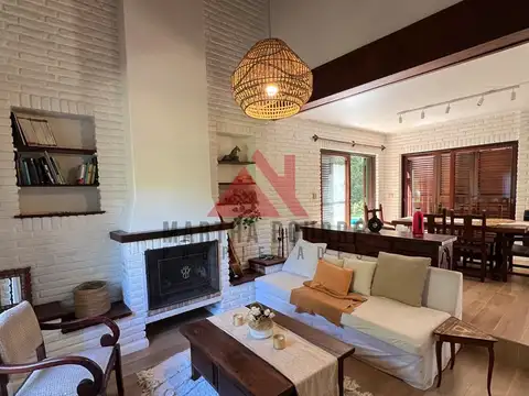Casa 4 ambientes con 2 baños
