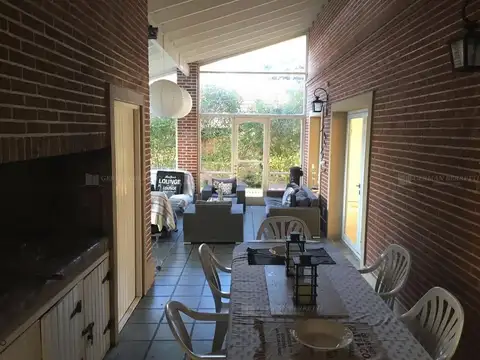 Casa 6 ambientes con 5 baños