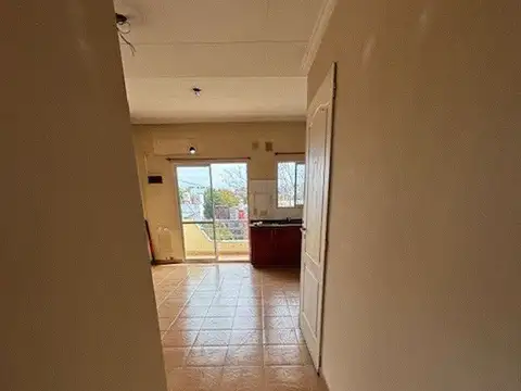 DEPARTAMENTO 3 AMBIENTES EN 2DO  PISO POR ESCALERA PROX A ESTACION MALAVER