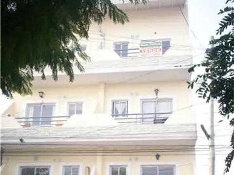DEPARTAMENTO 3 AMBIENTES EN 2DO  PISO POR ESCALERA PROX A ESTACION MALAVER