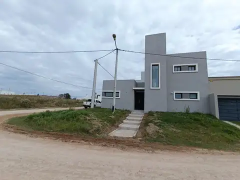 MODERNA CASA venta SALTO BUENOS AIRES