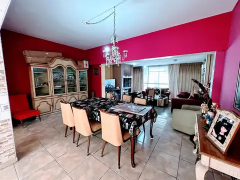 Casa 7 ambientes con 2 baños