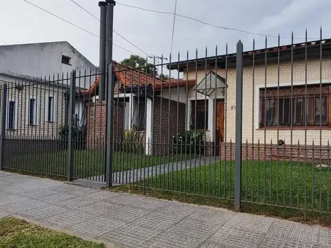 Casa en VENTA de 3 ambientes, garaje, jardín con parrilla