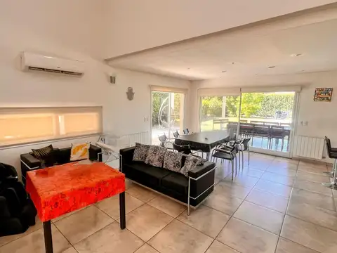 Casa en Alquiler con 4 cocheras