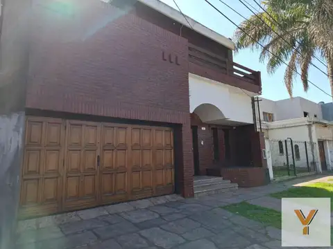 Casa en venta - 4 Dormitorios 4 Baños - Cochera - 300Mts2 - Ituzaingó