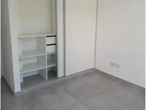 Departamento de 2 ambientes con cochera, fondo y baulera
